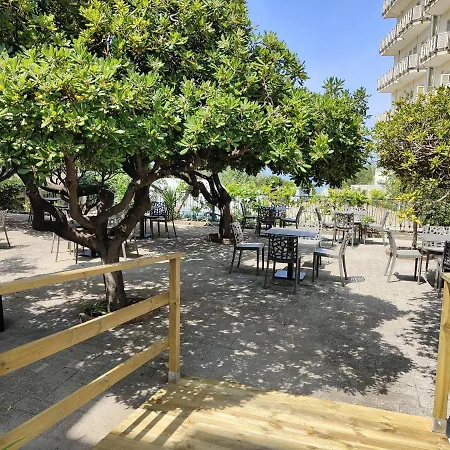 Hotel Acciaroli アッチャロリ