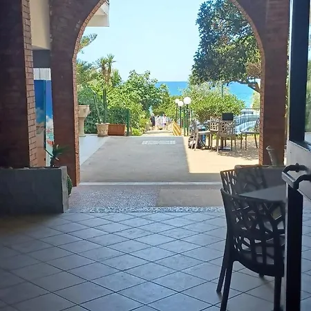 Hotel Acciaroli ホテル 3*